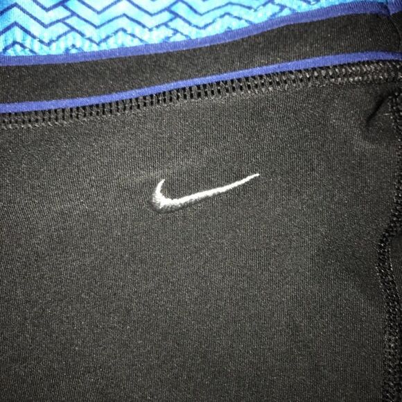 Nike Ladies Yoga 3/4 Capris - Picture 2 of 4